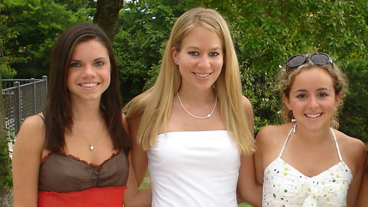 Natalee Holloway und ihre Freunde posieren auf einem Foto der Frühlingsferien 2005