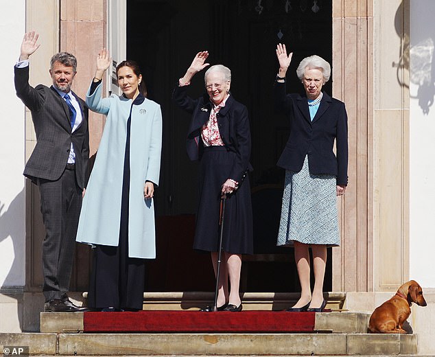 König Frederik, Königin Maria und Prinzessin Benedikte trugen alle Blau, während Margrethe sich für Rot und Weiß entschied