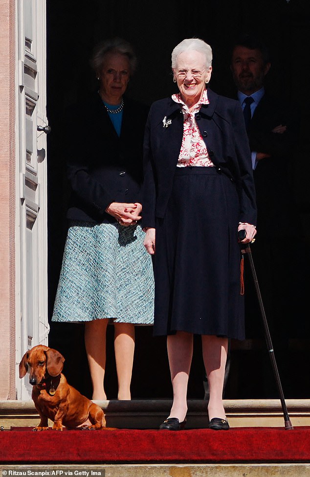Königin Margrethe lächelt neben ihrem geliebten Welpen, als sie vor dem Schloss Fredensborg vor den Feierlichkeiten zu ihrem 84. Geburtstag königliche Fans begrüßt