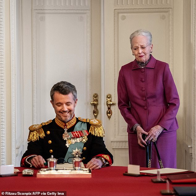 Die ehemalige Monarchin sieht zu, wie ihr Sohn, König Frederik, die Erklärung am 14. Januar unterzeichnet