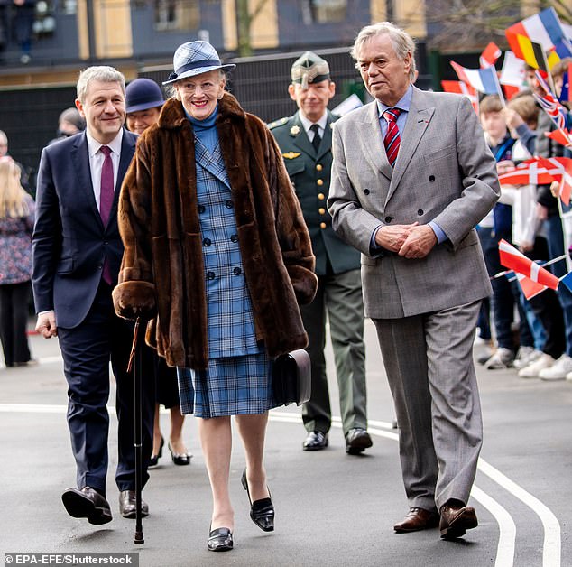 Auf dem Bild ist Königin Margrethe lächelnd zu sehen, während sich Menschenmengen versammeln, um ihrer Reise zur Einweihung der neuen Prins Henriks Skole zuzuschauen