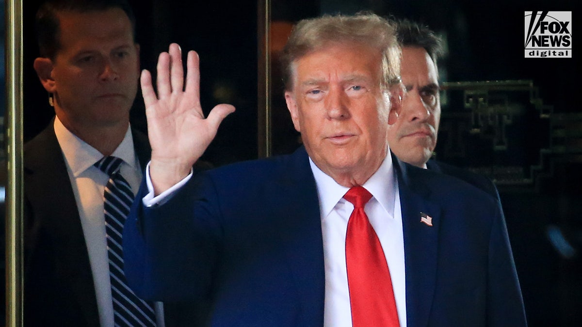 Der ehemalige Präsident Donald Trump verlässt den Trump Tower in New York City