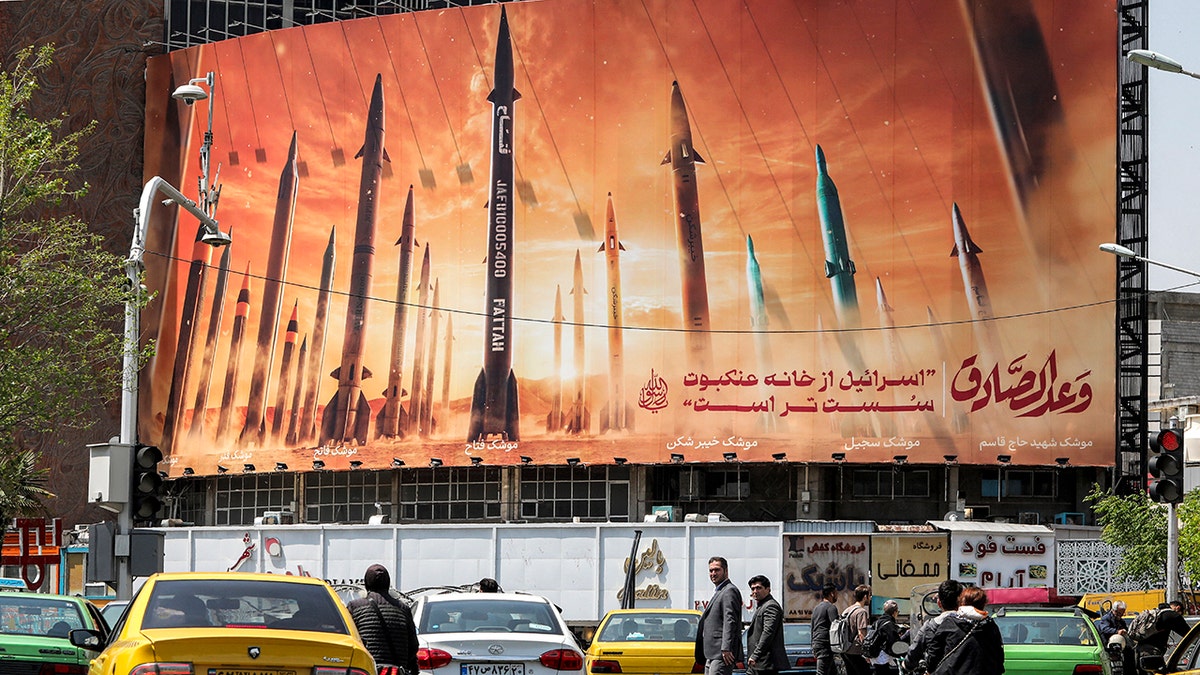 Rakete auf einem Schild im Iran