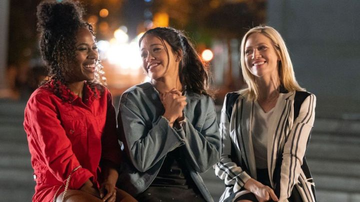 DeWanda Wise, Gina Rodriguez und Brittany Snow als Erin, Jenny und Blair sitzen auf der Straße und lachen in Someone Great.