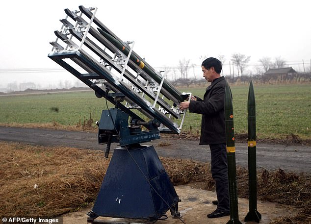 In China wurden als Ersatz für das Fliegen von Saatflugzeugen Raketen mit Saatgut in Wolken abgefeuert