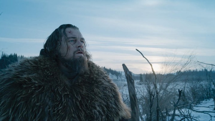 Ein angeschlagener Hugh Glass (DiCaprio), der durch die verschneite Wildnis navigiert.