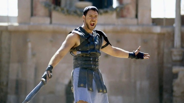 Russell Crowe steht und schreit in einer Szene aus Gladiator.