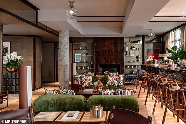 Die „Tres-Chic-Bar“ im Erdgeschoss, die „auch als Lobby-Lounge dient und in der Sie wunderbar weiche, an Pudding erinnernde Sofas finden“