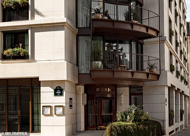 Ted schreibt: „Die Rückkehr in das diskrete, mit Steinen verkleidete Hotel ist, als würde man sein eigenes Pariser Pied-a-Terre betreten.“