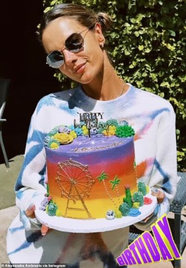 Alessandra kam letzten Donnerstag in ihr Coachella-Haus und posierte mit einer bunten Geburtstagstorte
