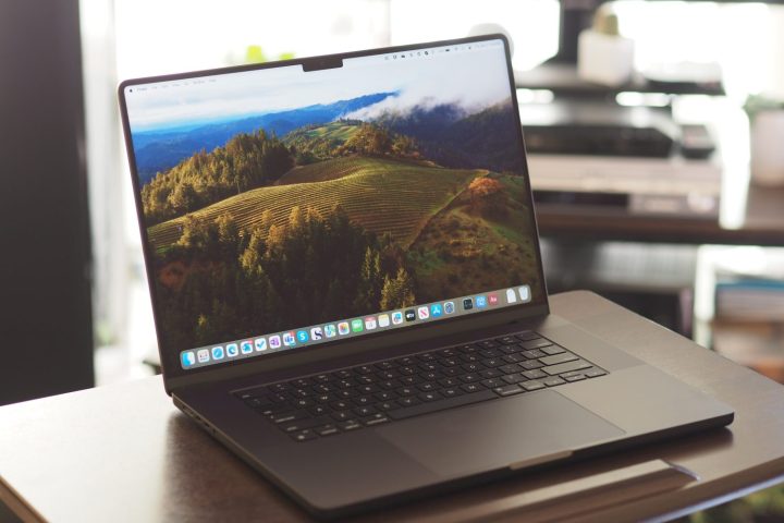 Apple MacBook Pro 16 Schrägansicht von vorne mit Display und Tastatur.