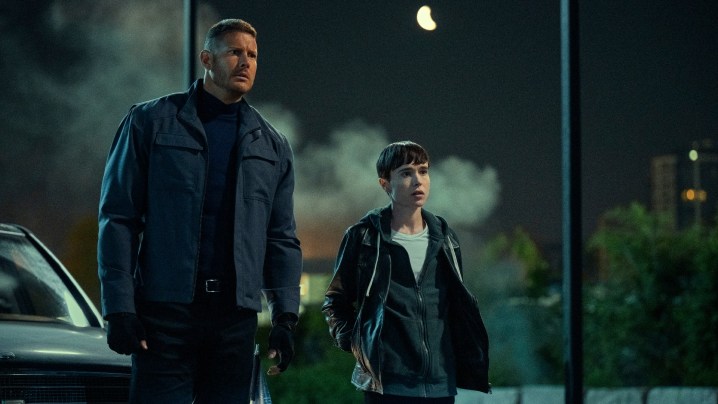 Tom Hopper und Elliot Page stehen in einer Szene aus der dritten Staffel von „The Umbrella Academy“ nebeneinander.