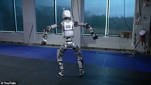 Der neue Atlas verfügt über elektrische Gelenke, die sich um 360 Grad drehen lassen. Obwohl er humanoid aussieht, kann er sich viel flexibler bewegen als der menschliche Körper.