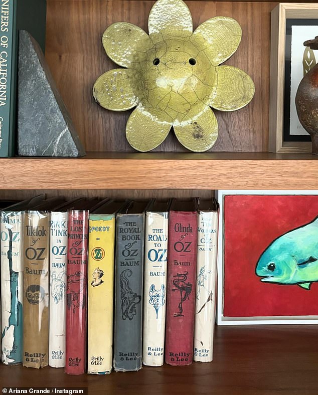 Eine Aufnahme, die den bevorstehenden Ableger von „Der Zauberer von Oz“ hochjubelte, zeigte ein Bücherregal mit einer Reihe von Oz-Büchern