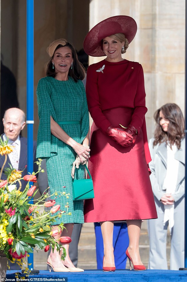 Königin Maxima sah in einem auffälligen roten Outfit elegant aus.  Der König setzte das rote Thema mit einem purpurroten Hut und Lederhandschuhen fort