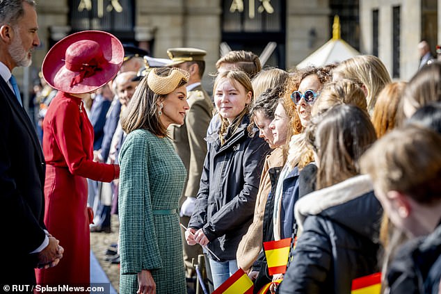 Die Royals begrüßten die Öffentlichkeit, die sich auf dem Dam-Platz drängte und sich an spanische Flaggen klammerte