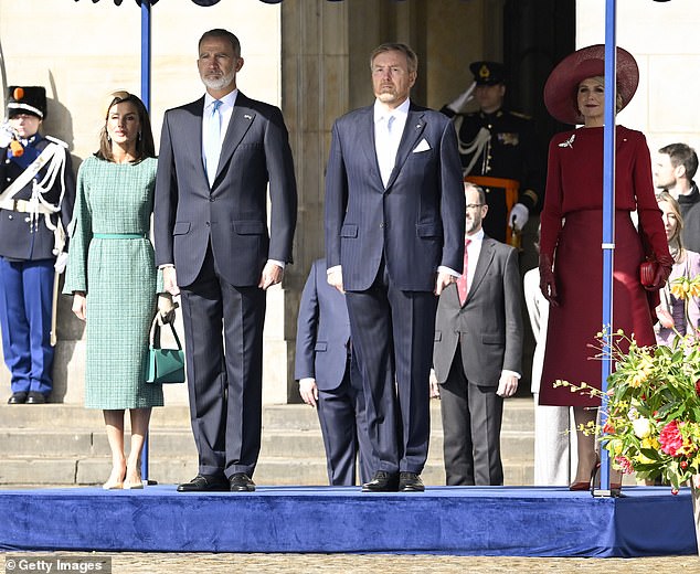 Letizia, Felipe, Willem-Alexander und Maxima sahen majestätisch aus, als sie vor der Menge standen