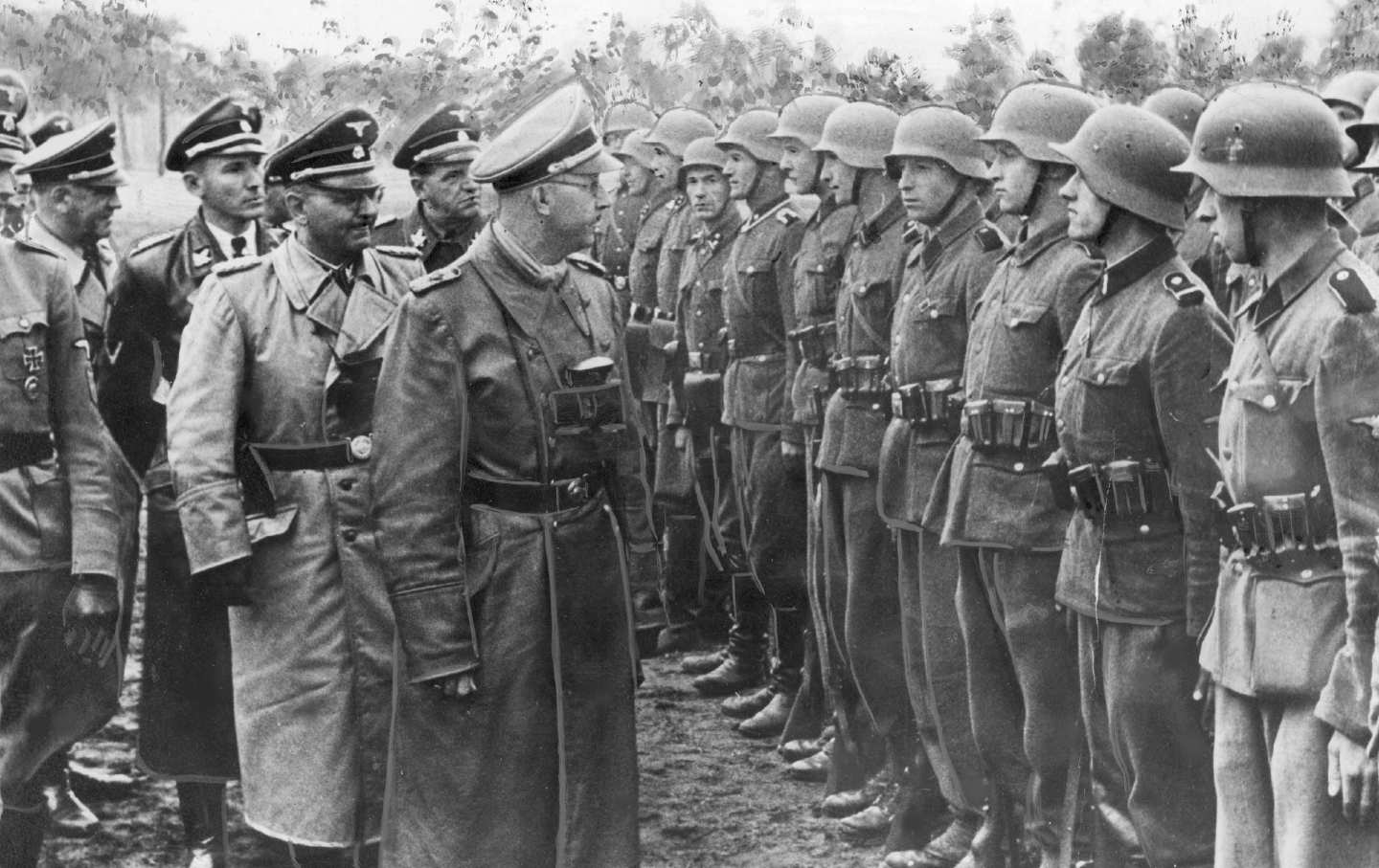 Heinrich Himmler inspiziert die Galizien-Division im Mai 1944. Im Hintergrund ist Otto Wächter zu sehen.