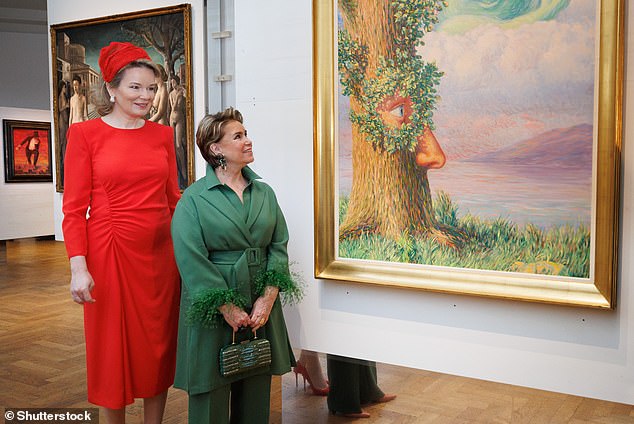 Das Duo machte eine Pause, um sich Gemälde von René Magritte anzusehen, darunter Alice im Wunderland (im Bild).