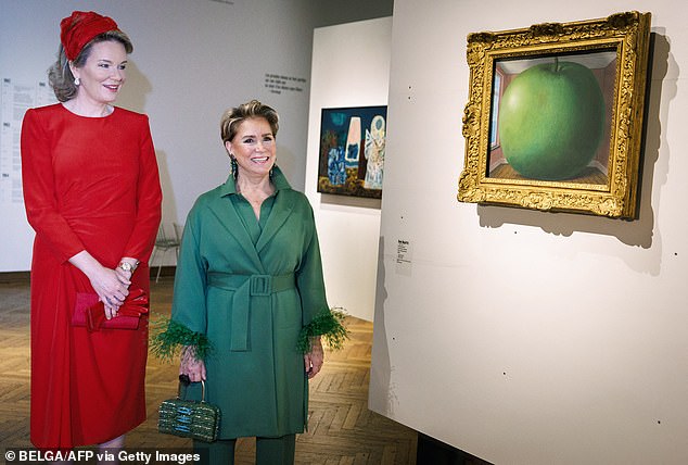 Die 51-jährige belgische Monarchin nahm die 68-jährige Herzogin mit zur beeindruckenden Ausstellung „Surrealismus: Eine Geschichte ohne Lachen“ im Bozar-Zentrum für bildende Künste.  Abgebildet von The Listening Room von René Magritte