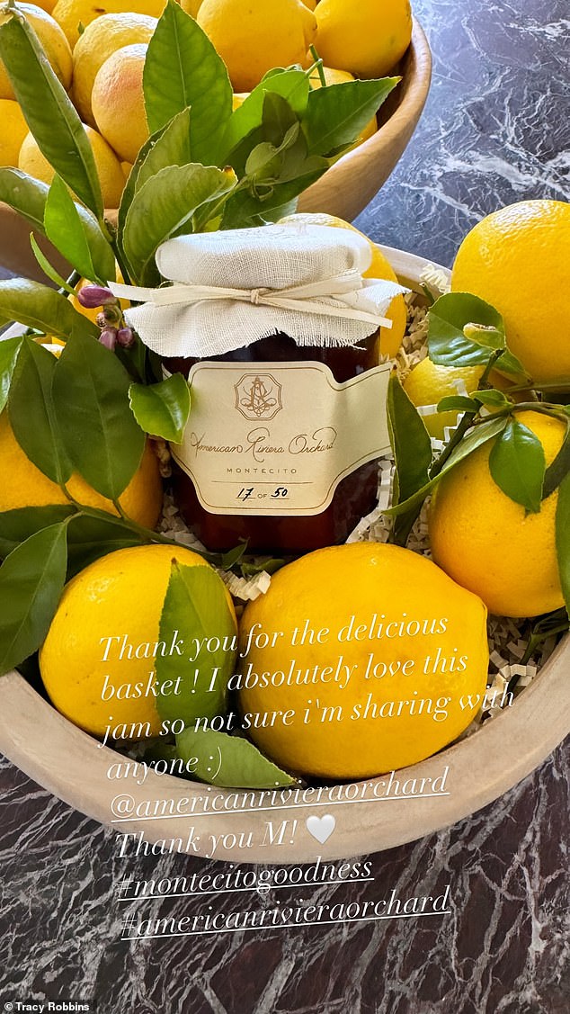 Tracy Robbins zeigte die Erdbeermarmelade in einem Korb mit Zitronen und fügte hinzu: „Danke, M!“