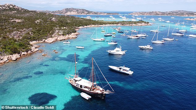 „Eine Bootsfahrt ist die einzige Möglichkeit, die Schönheit der sardischen Meere zu genießen“, sagt Rob.  Im Bild: Boote vor Anker in der Nähe der Küste der Insel Budelli