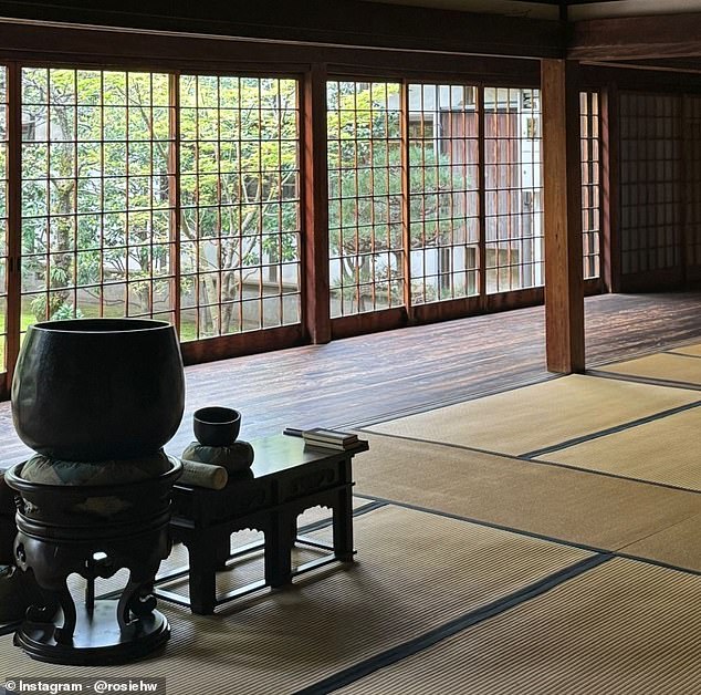 Der Raum war mit traditionellen japanischen Raummöbeln wie einem kleinen Tisch, Schriftrollen und Tinte sowie einer großen topfartigen Feuerschale auf einem Ständer ausgestattet
