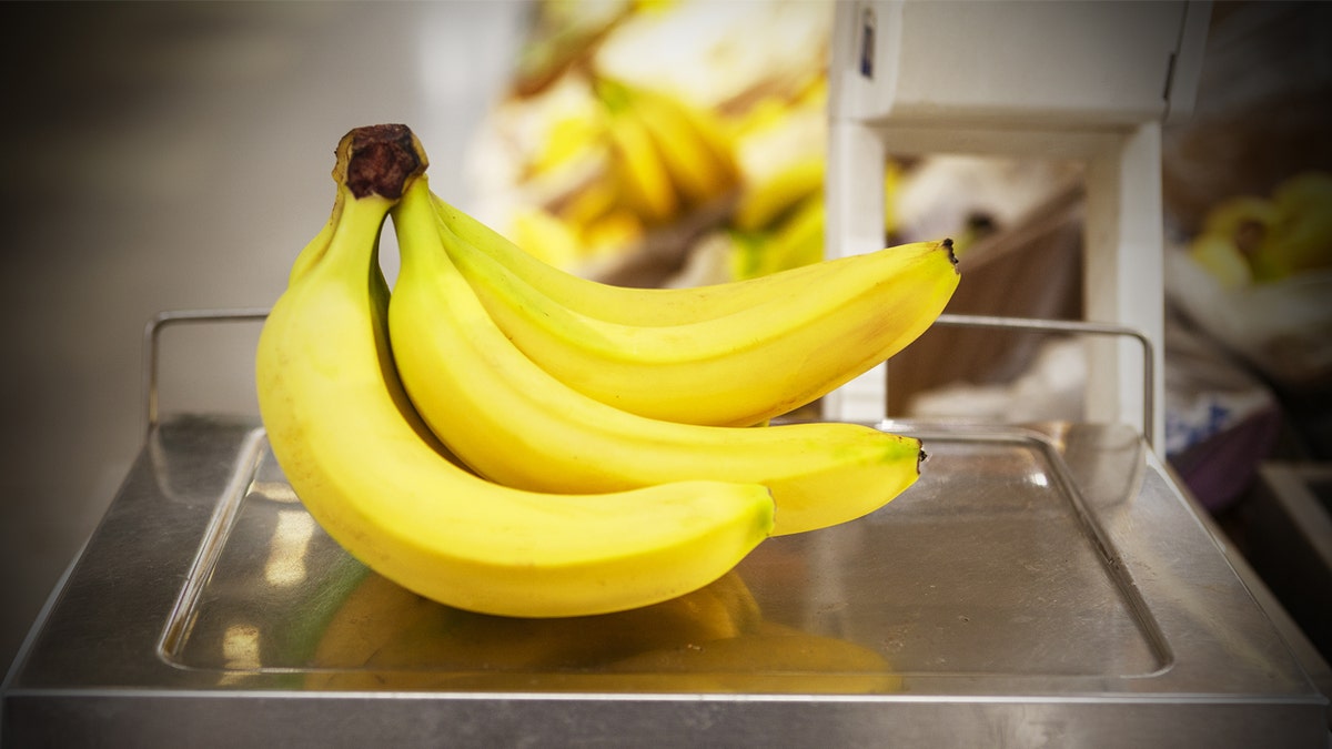 Ein Bündel Bananen liegt auf einer Kassenwaage.