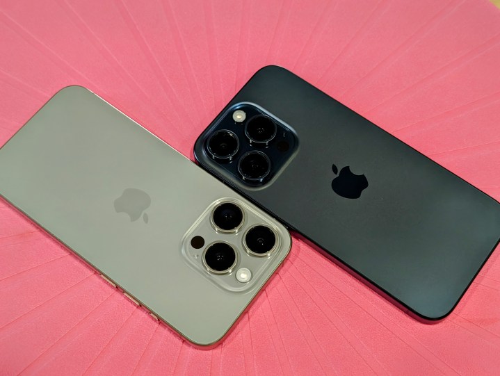 Ein natürliches und blaues Titan-iPhone 15 Pro nebeneinander.