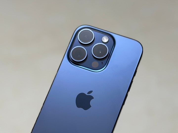 Die Rückseite eines blauen iPhone 15 Pro.