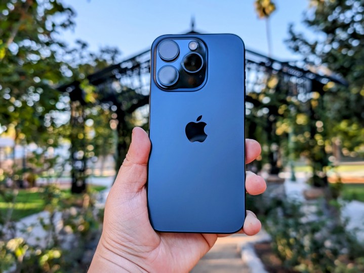 Blaues Titan-iPhone 15 Pro in der Hand.
