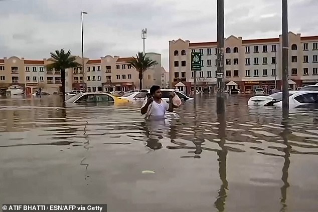 Einige führen die Überschwemmungen in Dubai (im Bild) auf die Bildung von Wolken zurück, die Experten gehen jedoch davon aus, dass dies höchstwahrscheinlich keine nennenswerten Auswirkungen hatte