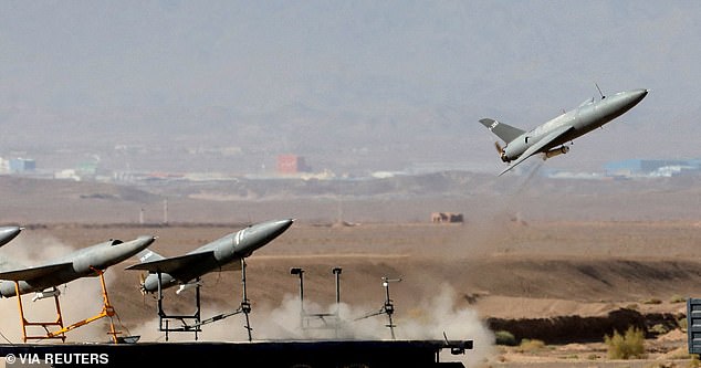 Auf diesem Handout-Bild vom 25. August 2022 wird eine Drohne während einer Militärübung an einem unbekannten Ort im Iran gestartet