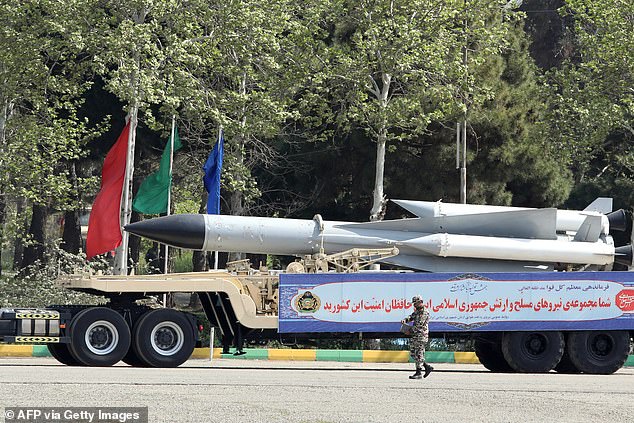Ein iranischer Militärlastwagen transportiert Raketen während einer Militärparade im Rahmen einer Zeremonie anlässlich des jährlichen Armeetags des Landes in der Hauptstadt Teheran am 17. April 2024