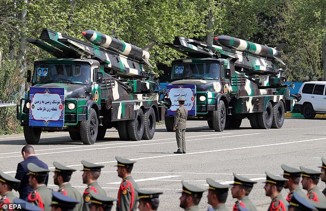 Iranische Mittelstreckenraketen „Nazeat“ werden während der jährlichen Feier zum Tag der Armee auf einem Militärstützpunkt in Teheran, Iran, am 17. April 2024 ausgestellt