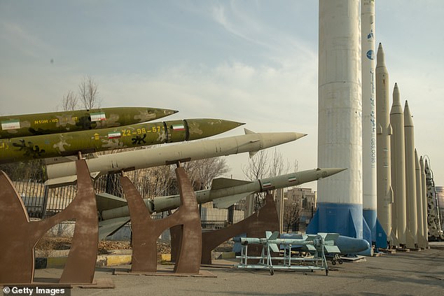 Iranische Raketen werden am 20. Januar 2024 in einem Park in Teheran ausgestellt