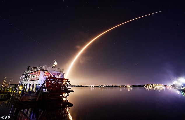 „Die Hinzufügung von fast 30.000 Starlink-Satelliten wird den gesamten Bereich der astronomischen Forschung stören“, fasste die FCC die Beschwerden akademischer Forscher in ihrem Urteil vom 29. November 2022 zu den Gen2-Satellitenplänen von SpaceX zusammen