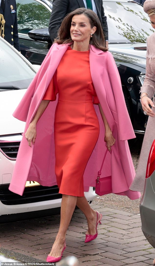 Die spanische Königin sah heute in Topform aus, in einem rot-rosa Ensemble, das ihre elegante Figur zur Geltung brachte