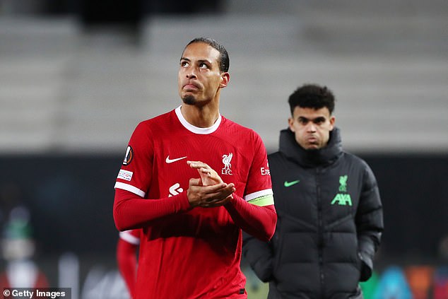 Virgil van Dijk applaudierte den mitgereisten Fans nach dem Ausscheiden Liverpools aus der Europa League
