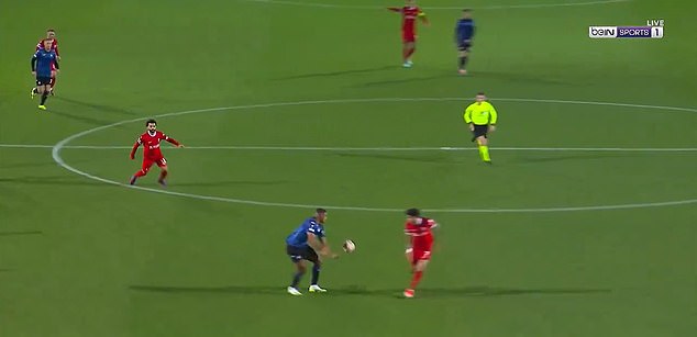 Der Innenverteidiger wurde für ein Handspiel bestraft, als Salah den Ball zu Luis Diaz spielte