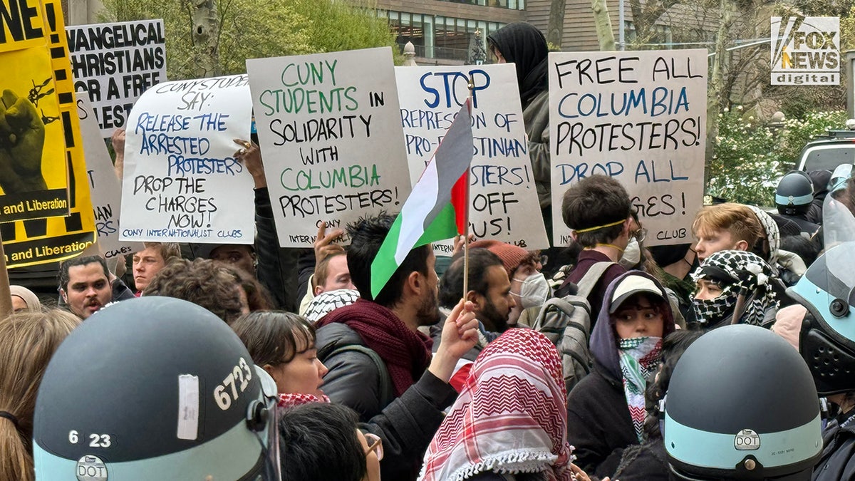 Pro-Palästina-Demonstranten demonstrieren entlang der NYPD-Polizeilinien vor dem Campus der Columbia University