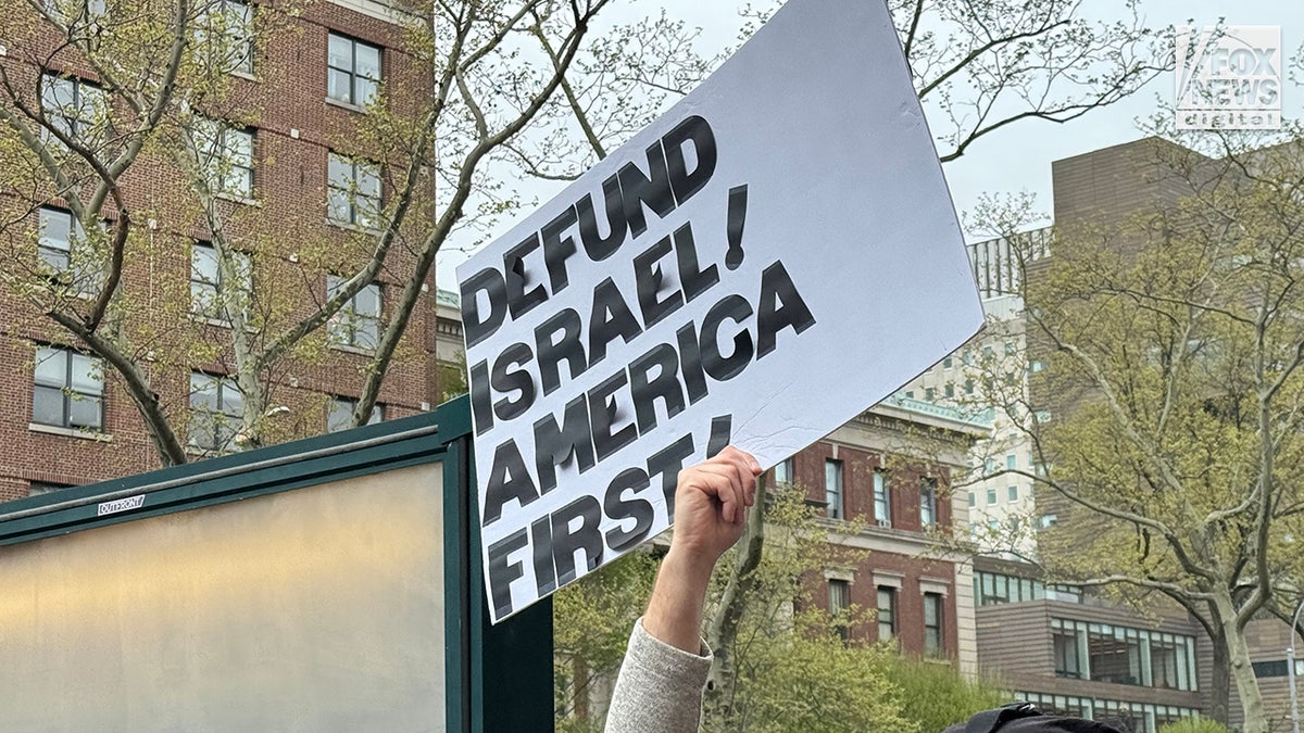 Pro-Palästina-Demonstranten demonstrieren vor dem Campus der Columbia University