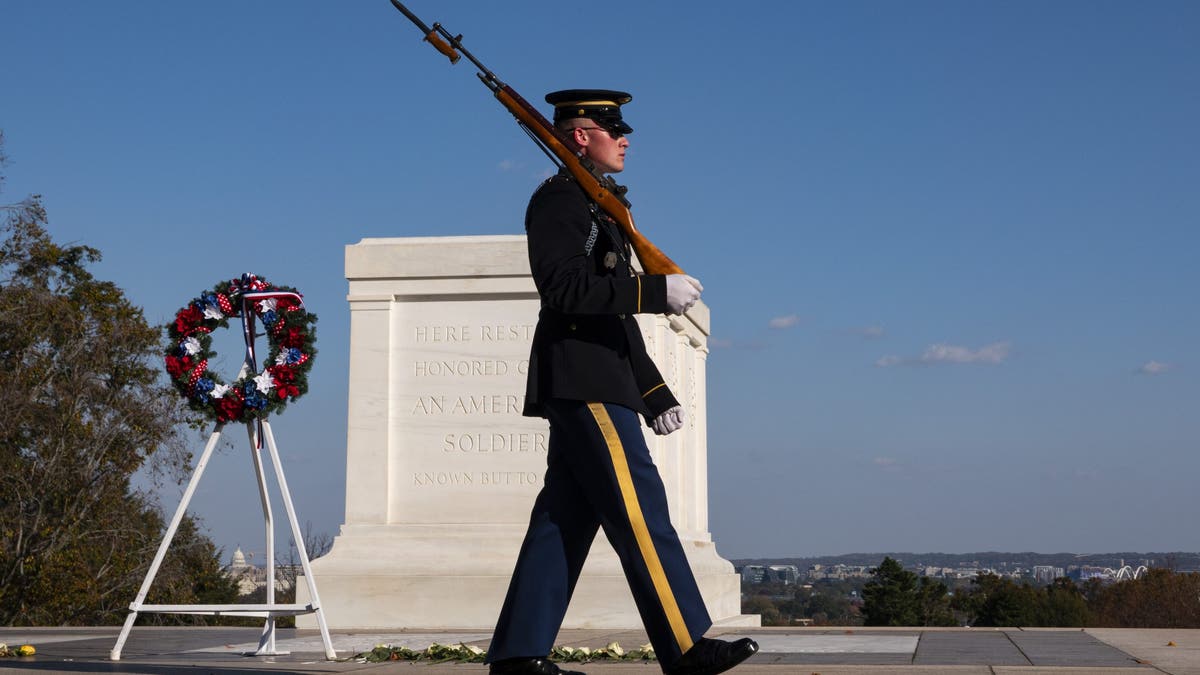 Soldat geht auf dem Arlington National Cemetery spazieren