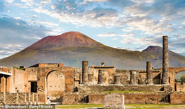 Neapel ist das Tor zur Amalfiküste und nach Pompeji mit dem Vesuv im Hintergrund