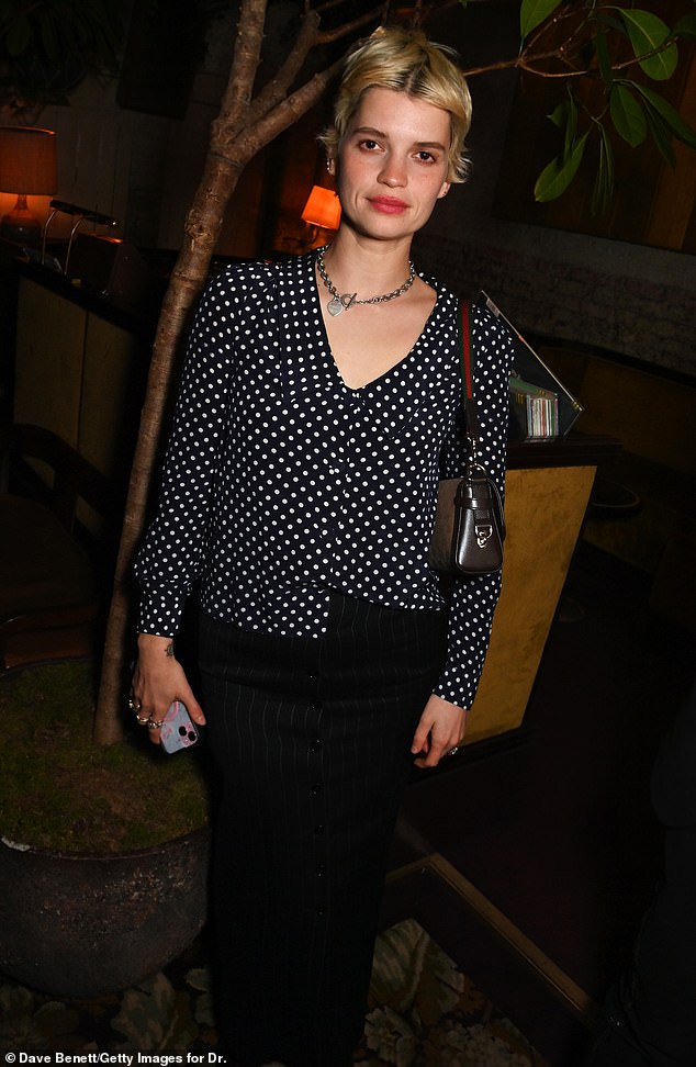 Auch Pixie Geldof wurde bei der glitzernden Veranstaltung gesichtet, da sie in einem schwarz-weiß gepunkteten Hemd, zu dem sie schwarze Hosen kombinierte, bezaubernd aussah