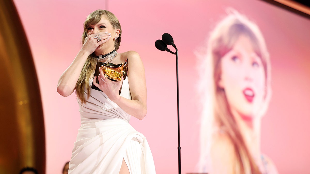 Taylor Swift nimmt eine Auszeichnung bei den Grammys entgegen