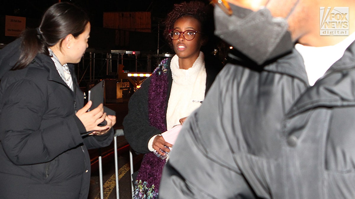 Isra Hirsi verlässt 1 Police Plaza in Lower Manhattan