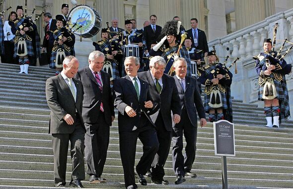 Mit führenden Politikern der USA und Irlands, darunter Präsident Bush im Jahr 2006