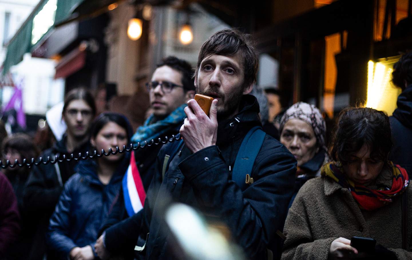 Eine Gruppe von Menschen protestierte am 18. April 2023 vor der britischen Botschaft in Paris, um die Freilassung von Ernest Moret zu fordern.  Der französische Verleger wurde festgenommen, als er in London ankam, um an einer Buchmesse teilzunehmen.  (Foto von Telmo Pinto/NurPhoto über AP)