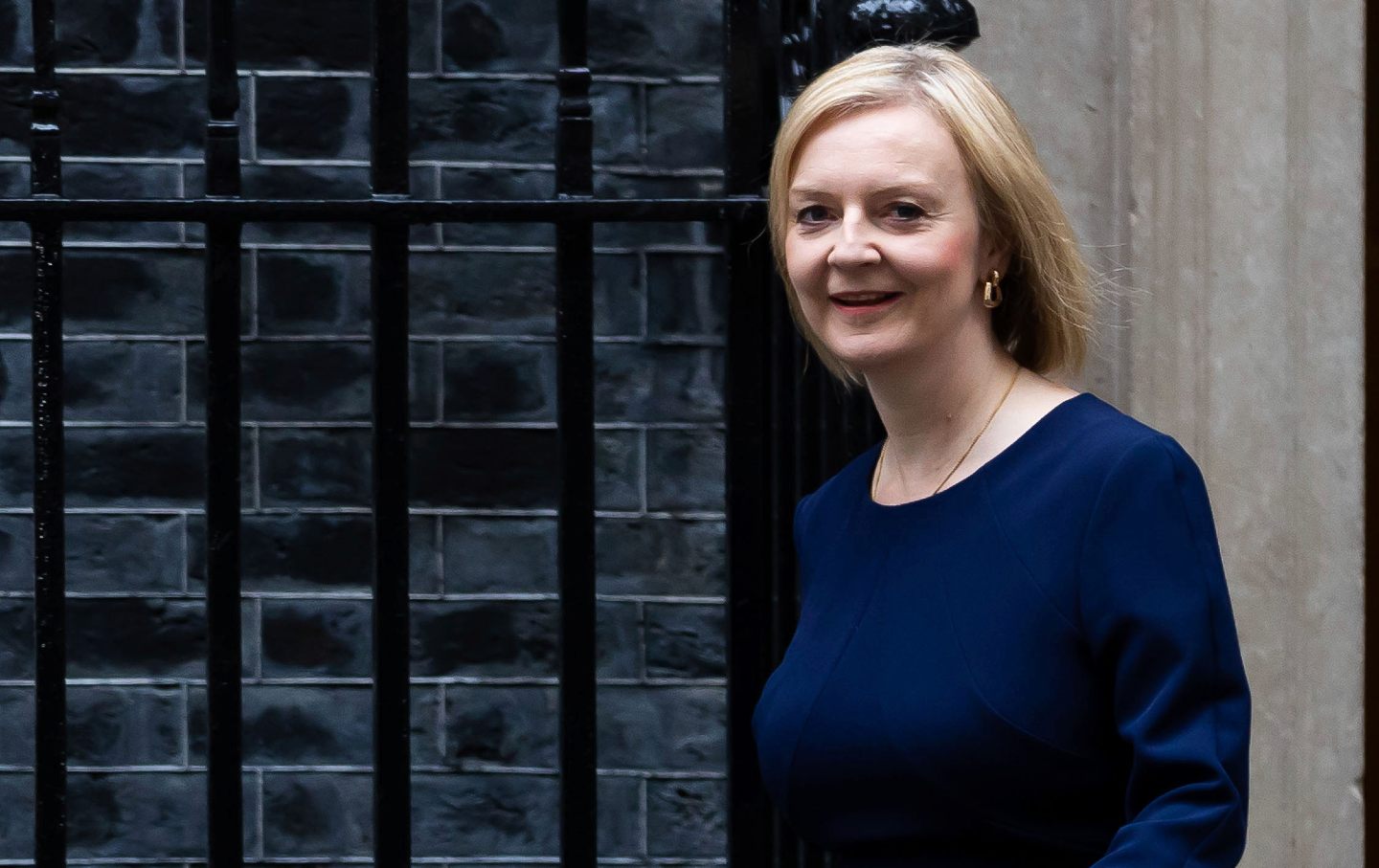 Die jetzige ehemalige Premierministerin Liz Truss ist offen beim Verlassen der Downing Street 10 abgebildet.